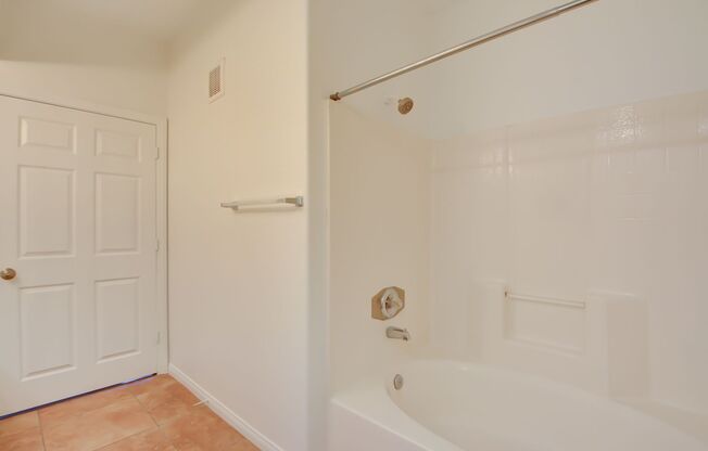 SPACIOUS 2BR/2BA IN GATED HORIZON HILLS!