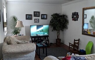 4 beds, 1 bath, $1,600