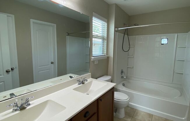 3 Bed/2.5 Bathroom~ Multiple Living Spaces~ Located near Lackland AFB!