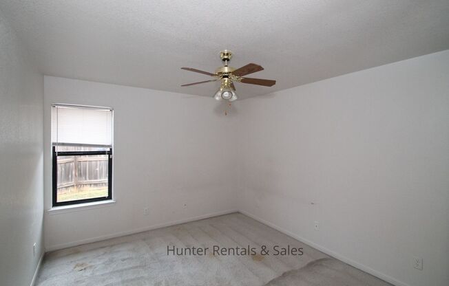 3 beds, 2 baths, $1,100, Unit Unit B