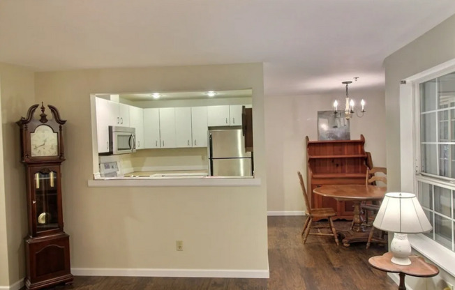 Charming 2BR/2BA Ground-Level Condo for Rent in Woodinville