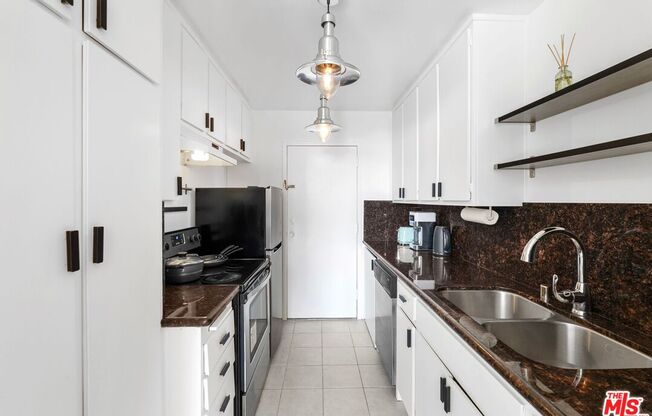 1 bed, 2 baths, 718 sqft, $3,800, Unit 710
