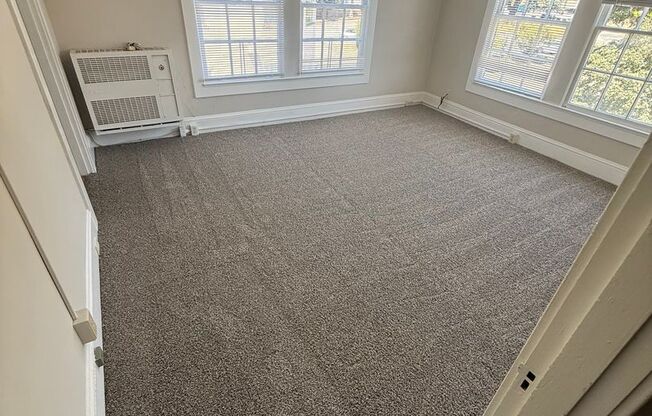 Upper Floor Studio! Near Campus, Telegraph Ave. and Public Transportation