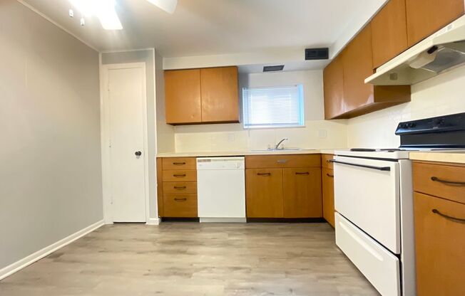 2 beds, 1 bath, 730 sqft, $855, Unit B