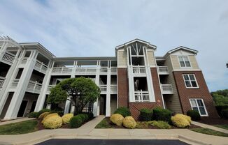 WATERFRONT - 3 Bed/2 Bath Condo - End Unit - Stunning View - Lake Access - Community Pool - Tennis Courts