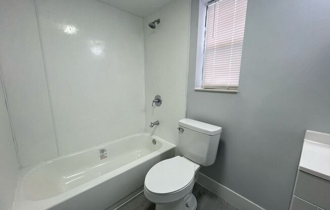3 beds, 1 bath, 880 sqft, $2,300, Unit 5200-2