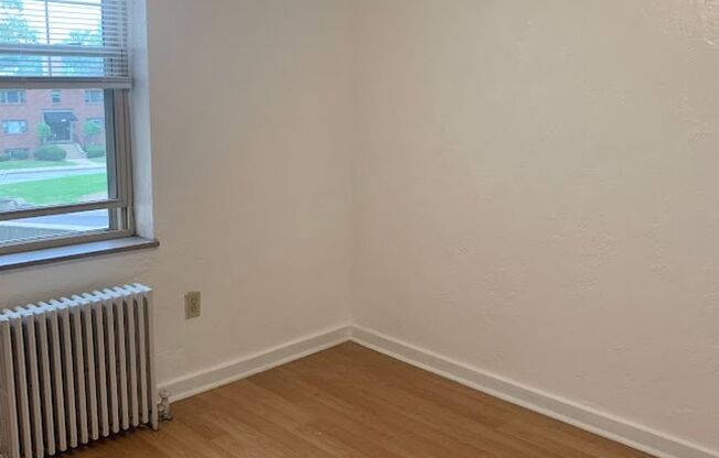 3 beds, 1 bath, $2,195, Unit 206D