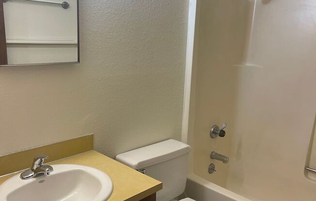 2 beds, 1 bath, 712 sqft, $1,050, Unit 38