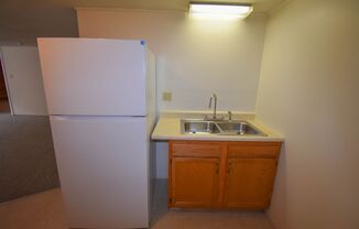 3 beds, 1 bath, 700 sqft, $900, Unit 05