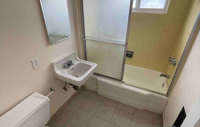 Studio, 1 bath, 420 sqft, $1,600, Unit 5