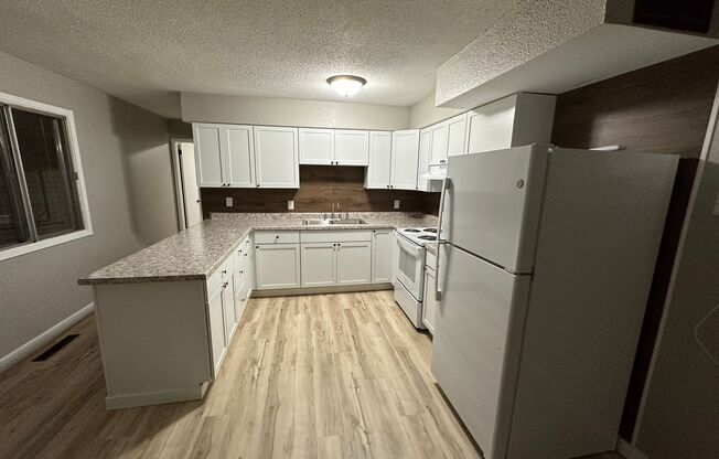 2 beds, 1 bath, 882 sqft, $925, Unit #23