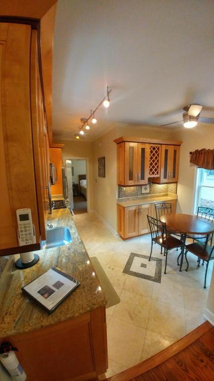 1 bed, 1 bath, 700 sqft, $4,950