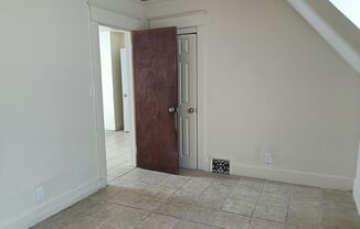 3 beds, 1 bath, $1,050, Unit upper