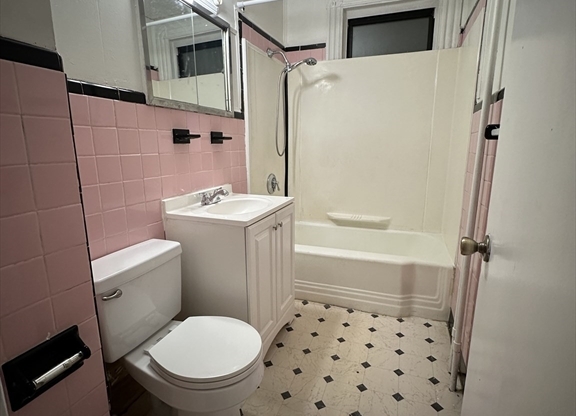 2 beds, 1 bath, $2,200, Unit 2