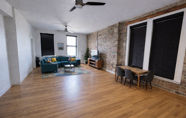2129 N Southport Ave C3