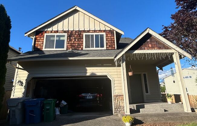 4B, 2.5BA Pet-friendly home w/2-car garage in Whitman Court -Renton, $3,500 per month