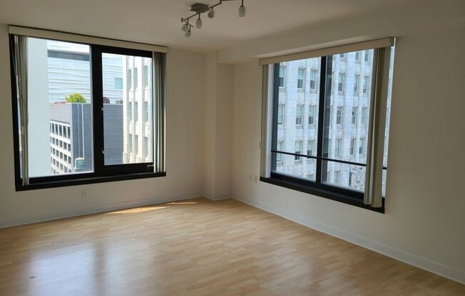 1BR/1BA 837sqft! Condo! Parking! Laundry! Views! Pets! Roof Deck! PROGRESSIVE