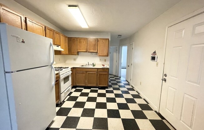 3 beds, 1 bath, $4,700, Unit 2