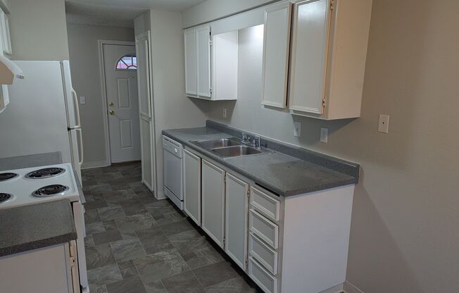 2 beds, 1 bath, 827 sqft, $1,295, Unit 04