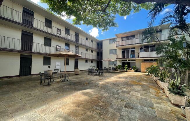 Ideal for students or faculty - 1 Bed 1 Bath across UH at University Court - Utilities Included.