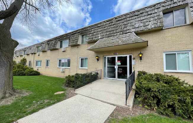 a view of the front of the building