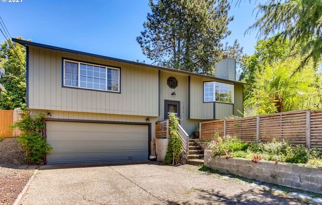 SW Portland Lovely 3 Bed 2 Bath in the Crestwood Neighborhood Includes Washer/Dryer, Private Yard, A/C
