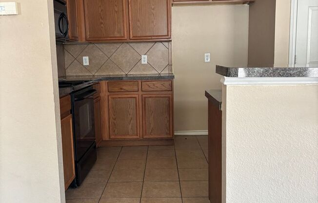 DUPLEX-LARGE FENCED YARD