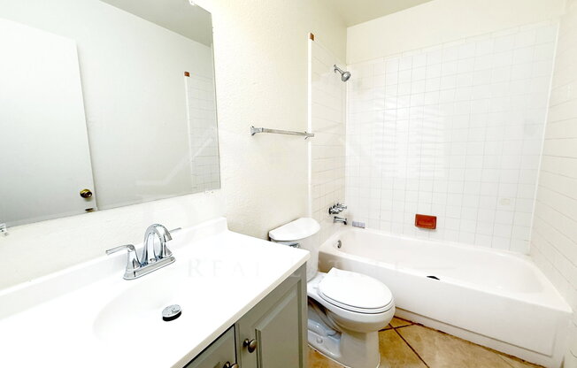 2 beds, 1 bath, 792 sqft, $1,095