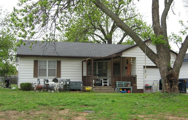 Cute 2BD/1BA Home Available NOW. CALL NOW!!