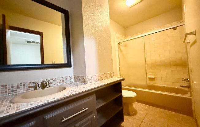 2 beds, 1.5 baths, $895, Unit # 30