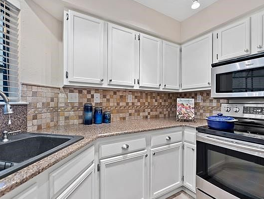 16301 Ledgemont Ln