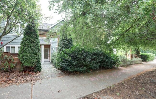 Stunning 3bd, 2.5ba Townhome Available in Great Neighborhood!