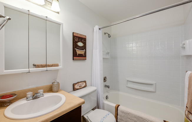 2 beds, 1 bath, 895 sqft, $1,599, Unit P203