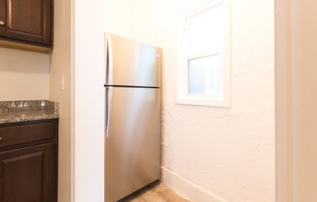 2 beds, 1 bath, $2,400, Unit 2