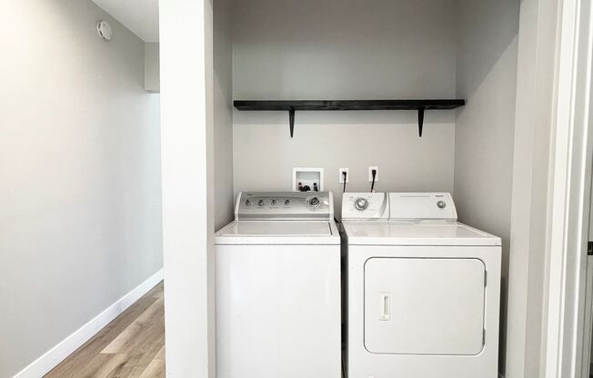 2 Bedroom 1 Bath Room Fully Updated Single Unit w/ All Appliances & Laundry