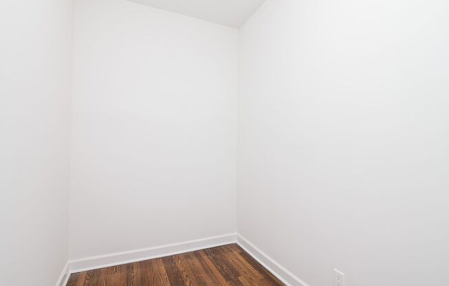 3 beds, 1 bath, 1,050 sqft, $2,400, Unit 6571-2