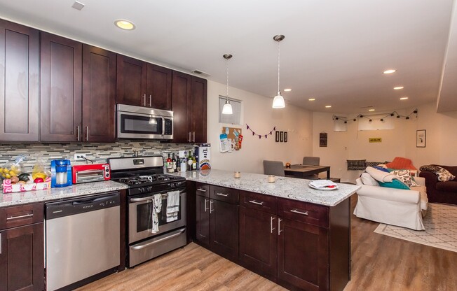 HUGE 4bed/2bath Condo Quality GARDEN unit in Wicker Park! Central Air! In-Unit Laundry!