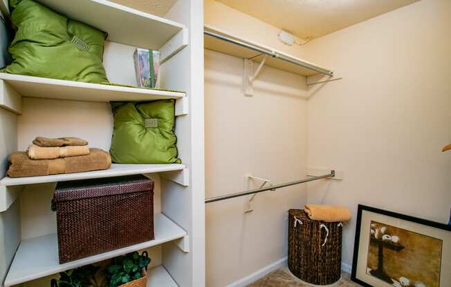 Dunwoody Apartments with Walk-In Closets
