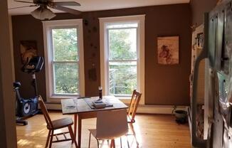 2 beds, 1 bath, 1,000 sqft, $1,300