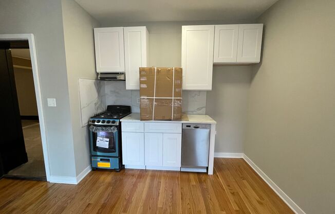 2 beds, 1 bath, $1,525, Unit 305