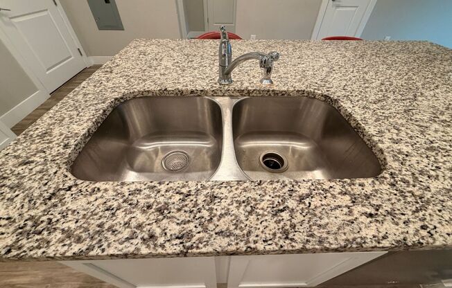 Beautifully updated 2‑bed, 2‑bath ground‑floor condo in Aurora, CO