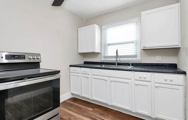 Cozy 2 Bedroom Home in Oakhurst!