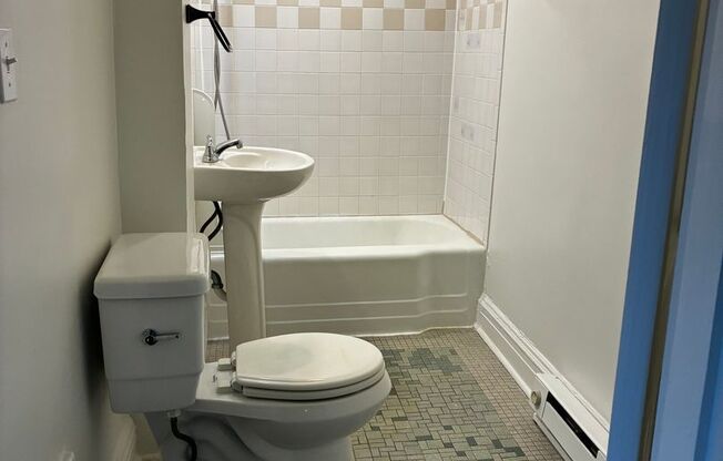 2 beds, 1 bath, 820 sqft, $1,479, Unit 7227 Penn Ave. #3B