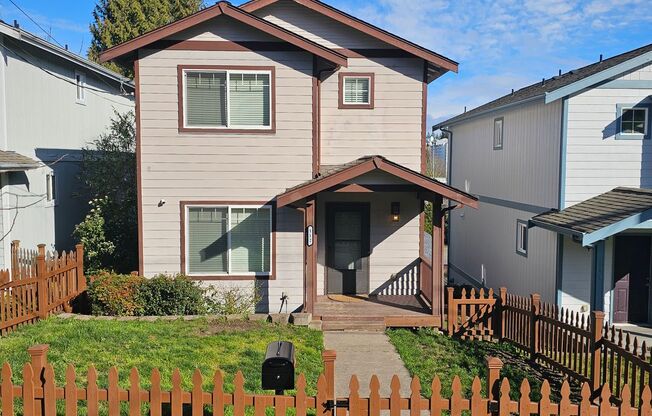Beautiful Home with Mt. Rainier Views – Close to PSNS & Ferries