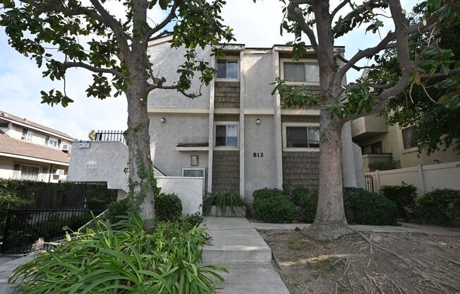 2 beds, 1.5 baths, $2,400, Unit 03