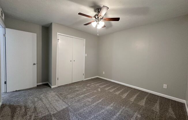 2 beds, 1 bath, 850 sqft, $1,195, Unit Parkway-1