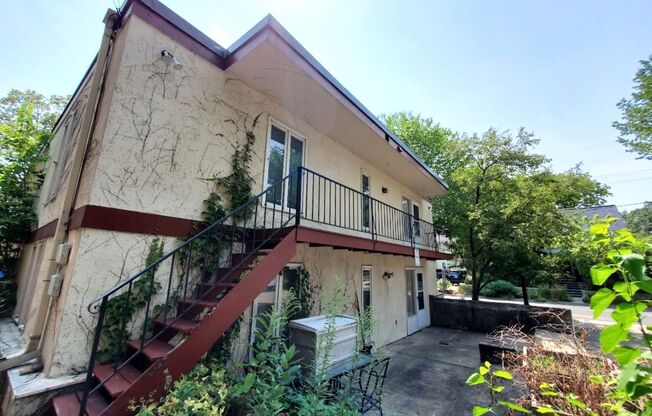 2 beds, 1 bath, $1,350, Unit 3