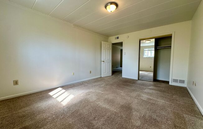 2 beds, 1 bath, $1,095, Unit C-22