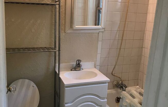Studio, 1 bath, $825, Unit 32