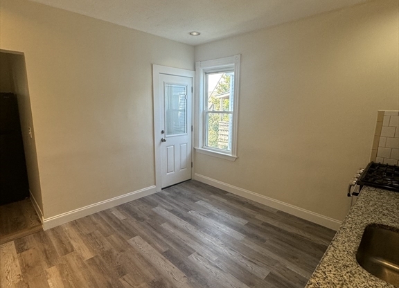 3 beds, 1 bath, 3,306 sqft, $3,100, Unit 3